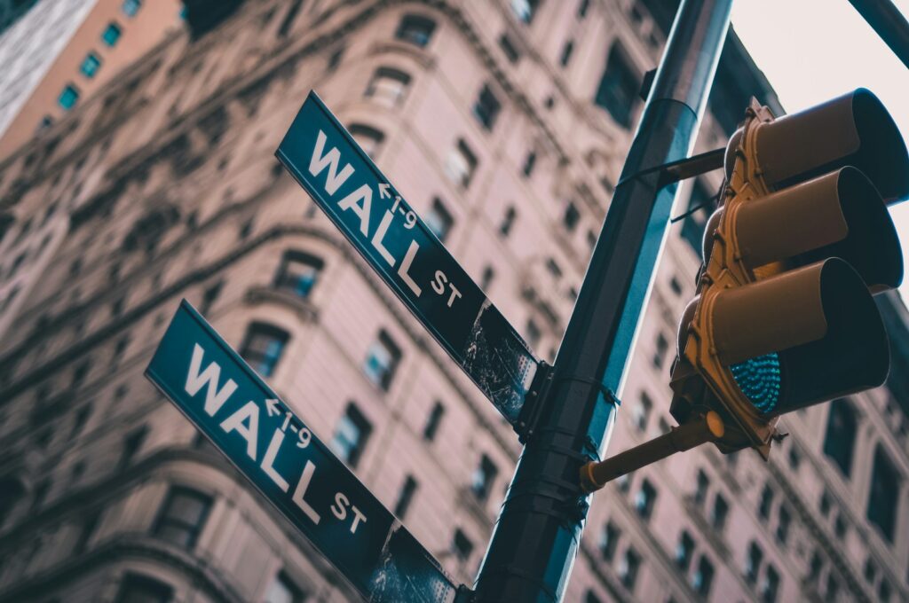 รูปถนน wall street สะท้อนตลาดหุ้นอเมริกา